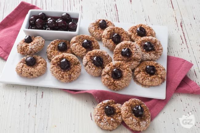 Amaretti con amarene sciroppate