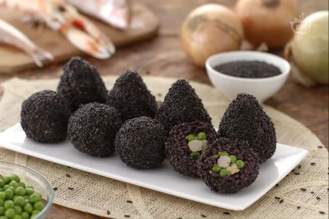 Arancini di riso venere e pesce