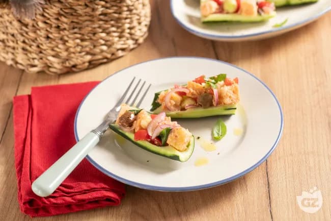 Barchette di cetrioli con panzanella