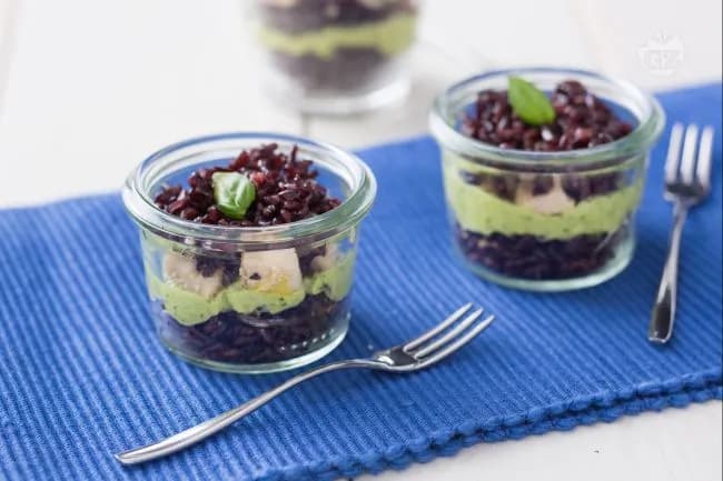 Bicchierini di riso venere e pesce spada