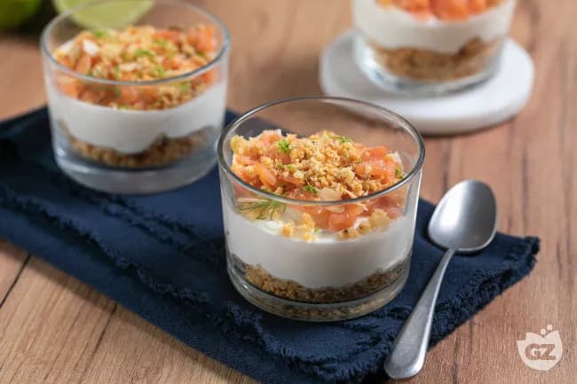 Bicchierini Salati al Salmone, Crema di Formaggio e Crumble alle Erbe