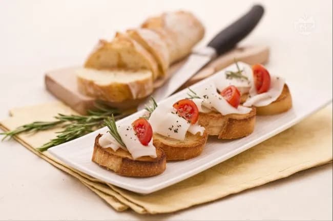 Bruschette con lardo e rosmarino