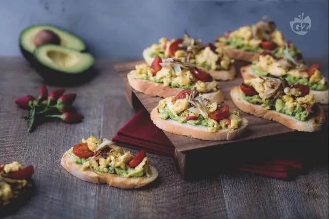 Bruschette brunch con avocado e uova