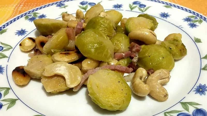 Cavoletti di bruxelles con speck e frutta
