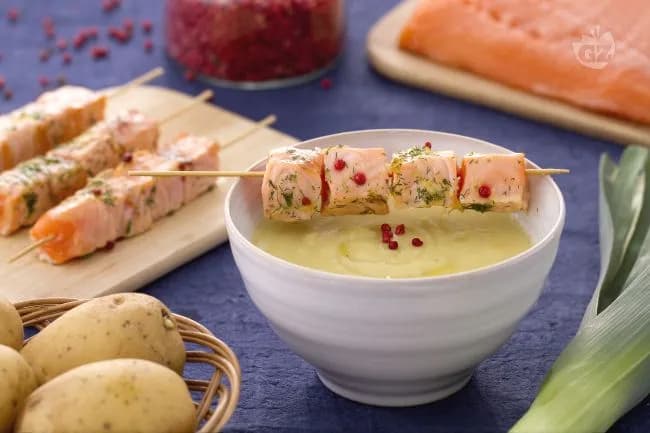 Crema di porri e patate con spiedino di salmone