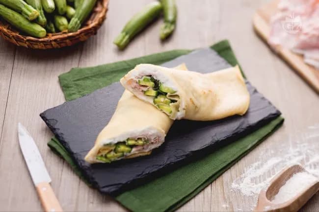 Crepe ripiene di zucchine, prosciutto cotto e