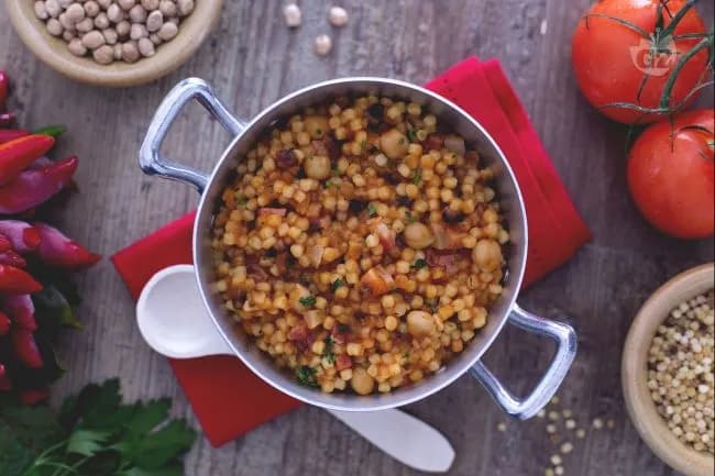 Fregola con ceci e pancetta