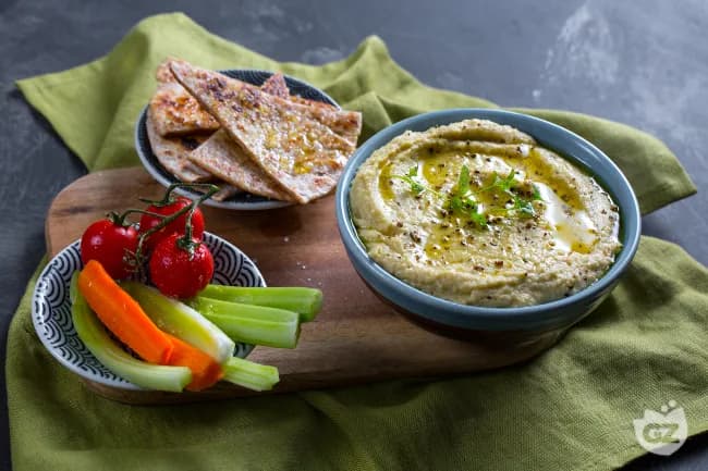 Hummus cremoso con gambi di carciofo