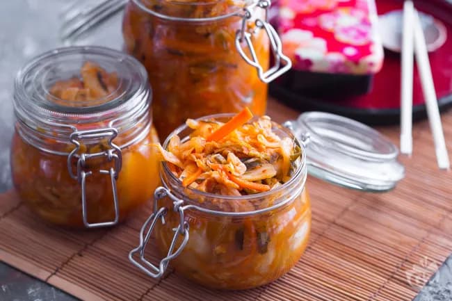 Kimchi coreano autentico: cavolo cinese fermentato piccante