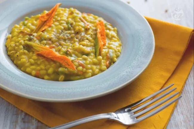 Orzotto cremoso con fiori di zucca