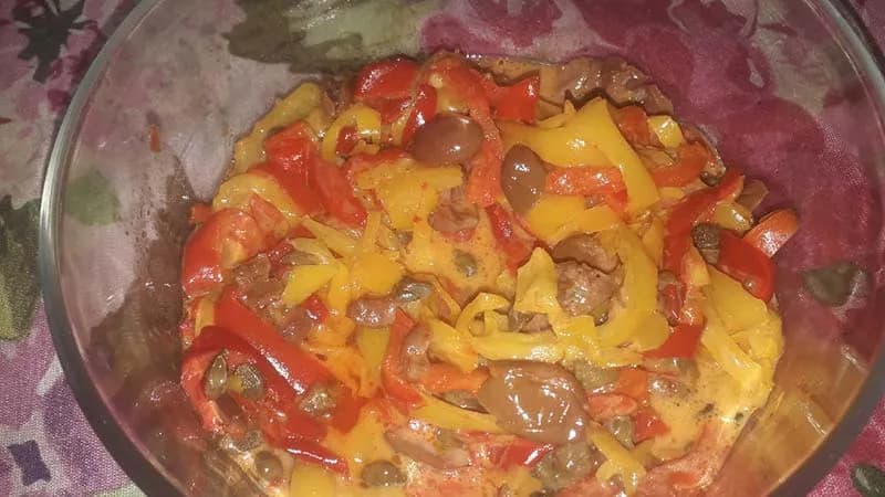 Peperoni con olive e capperi