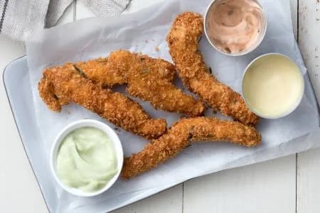 Bastoncini di pollo fritto con maionesi
