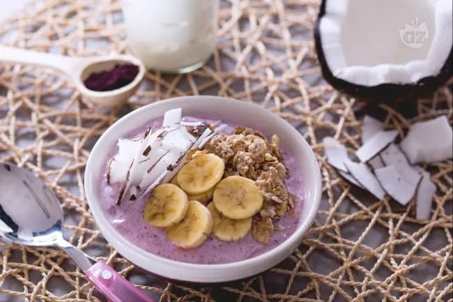Acai bowl con yogurt greco e frutta