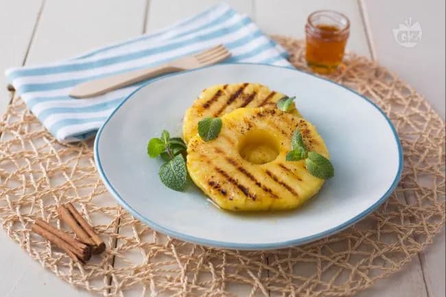 Ananas alla piastra con miele e cannella