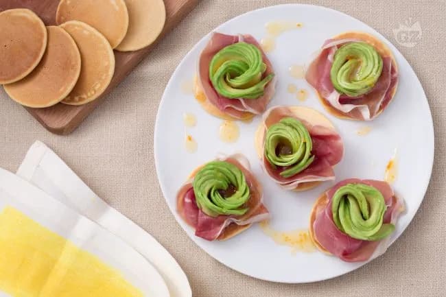 Antipasto crudo e avocado