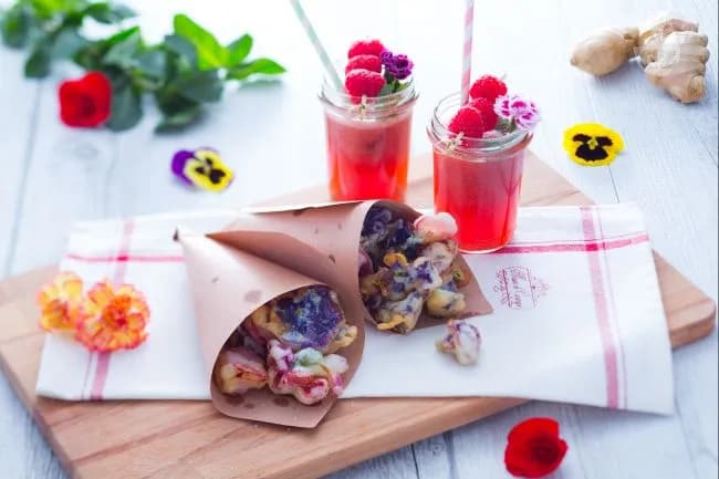 Aperitivo di fiori e frutta