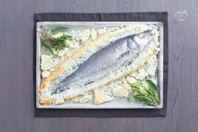 Branzino (spigola) alle Erbe in Crosta di Sale