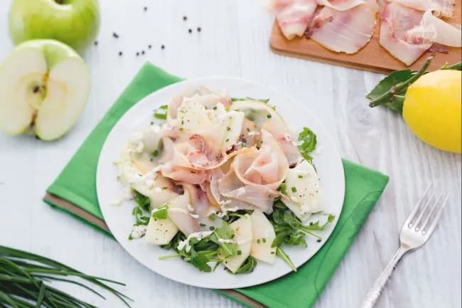 Carpaccio di spada affumicato con insalata di mele e