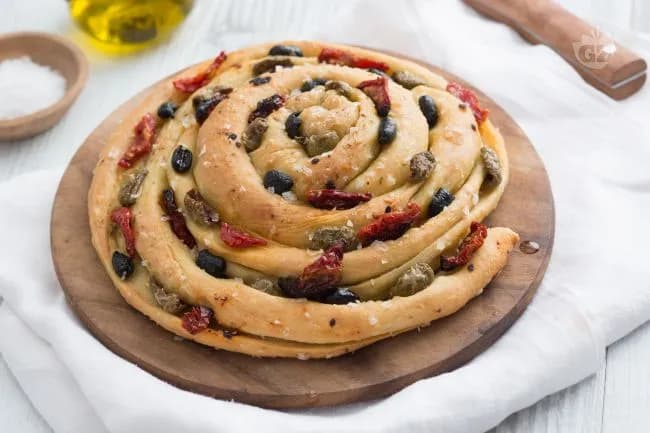 Focaccia arrotolata con pomodorini e