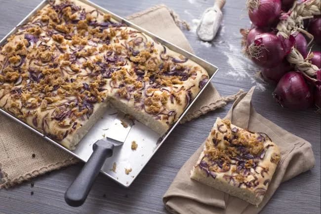 Focaccia soffice con cipolle rosse di tropea caramellate e tonno sott'olio