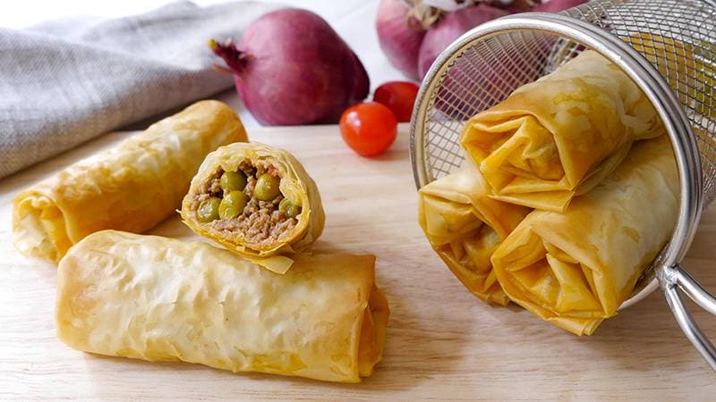 Involtini di carne con ragù e piselli