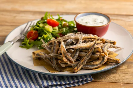 Alici fritte con insalatina e salsa