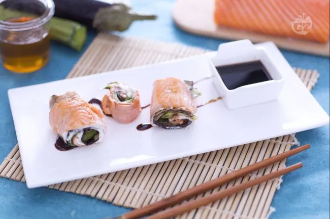 Arrotolati di salmone ripieni di verdure