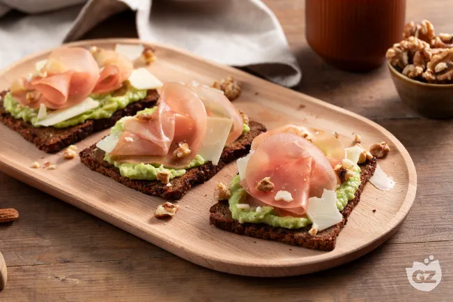 Avocado toast con bresaola di tacchino