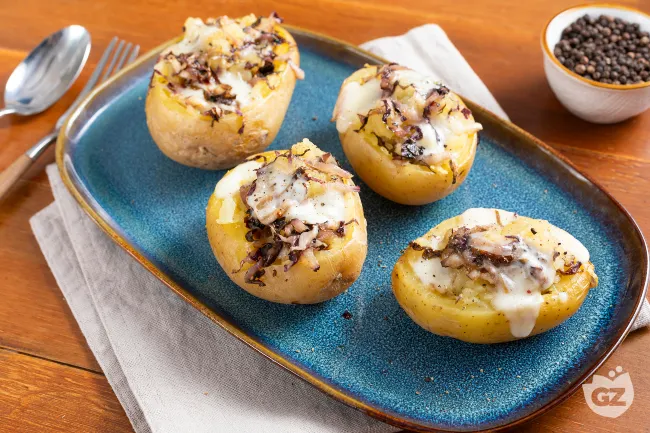 Baked potatoes con radicchio e taleggio