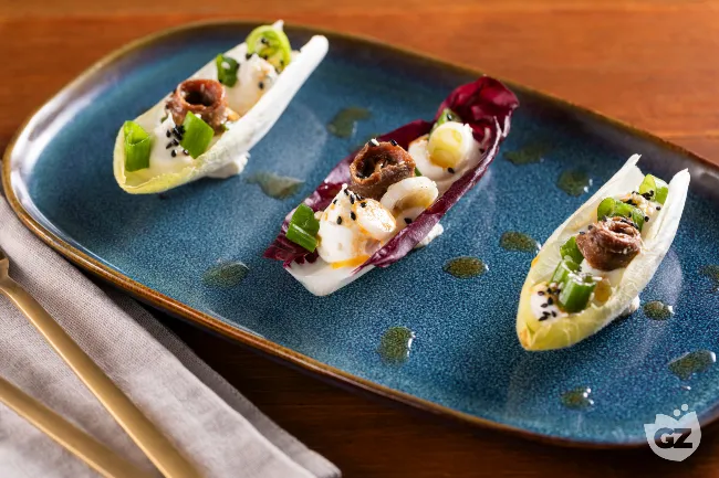 Barchette di indivia e radicchio con alici