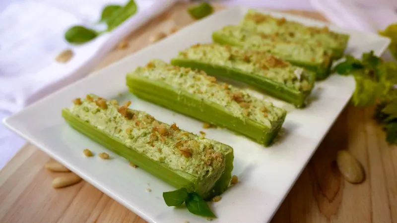 Barchette di sedano con crema