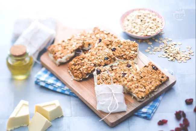 Barrette di avena con frutta e cioccolato