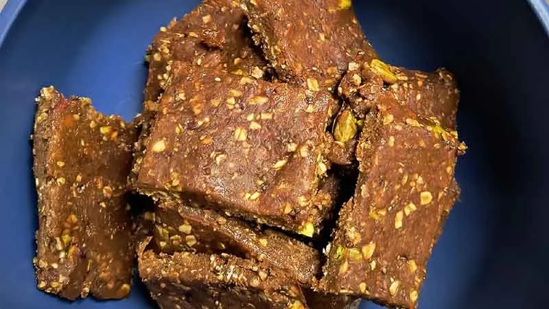 Barrette proteiche con datteri e nocciole