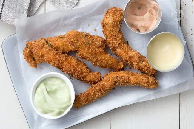 Bastoncini di pollo fritto con maionesi