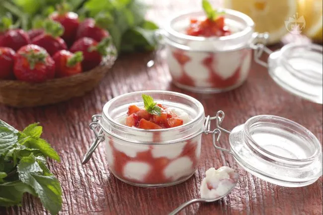 Bicchierini di ricotta e fragole