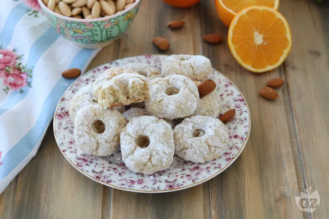 Biscotti alle mandorle con scorza