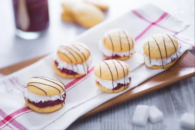 Biscotti farciti con lamponi e panna