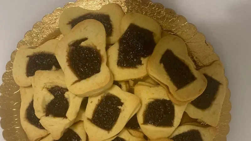 Biscotti farciti con marmellata