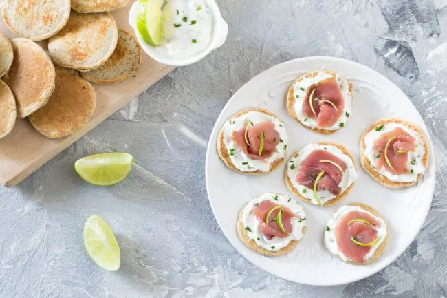 Blinis di grano saraceno con tonno affumicato