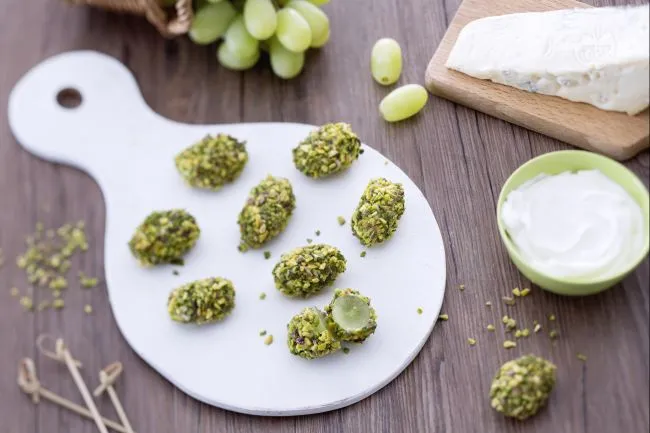 Bocconcini di uva con crema di formaggio e pistacchi