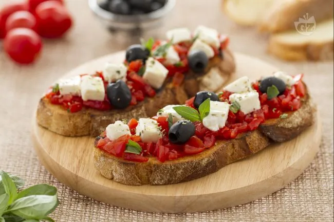 Bruschette capresi con mozzarella di