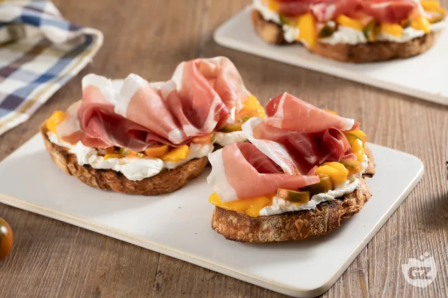 Bruschetta con prosciutto crudo