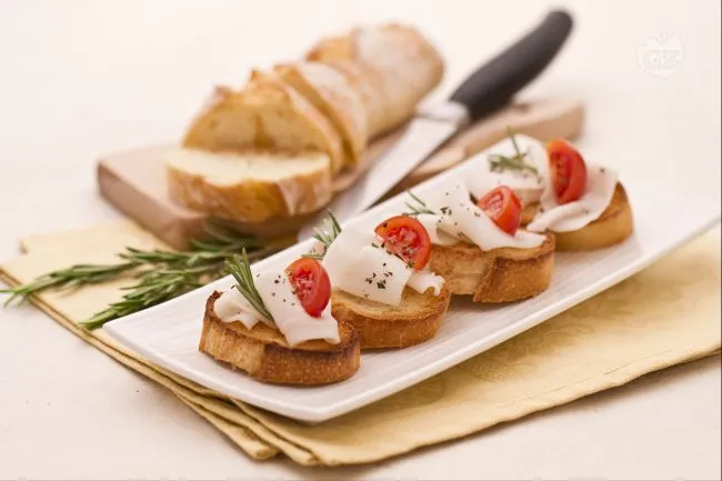 Bruschette con lardo e rosmarino