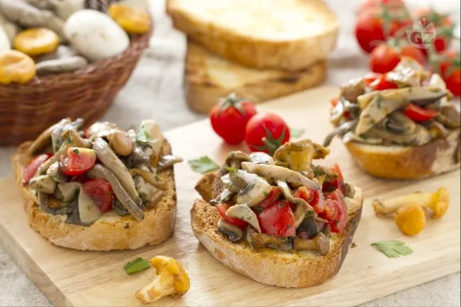 Bruschette con funghi trifolati e