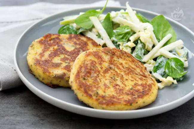 Burger di patate con insalata allo