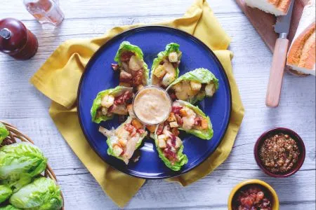 Caesar salad di pollo su lattuga baby