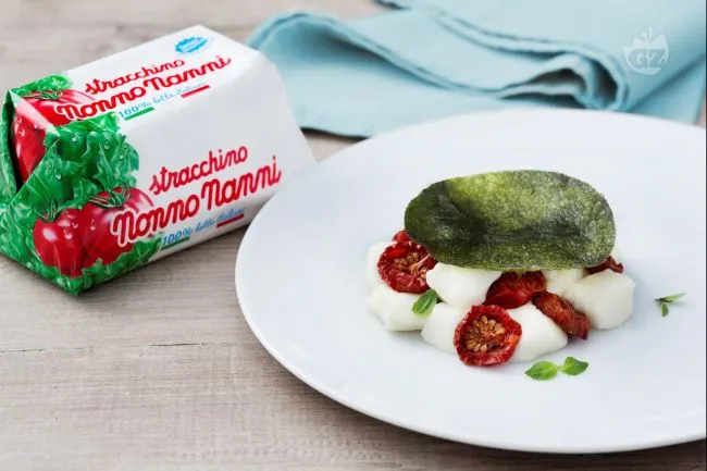 Caprese di stracchino con pomodori confit