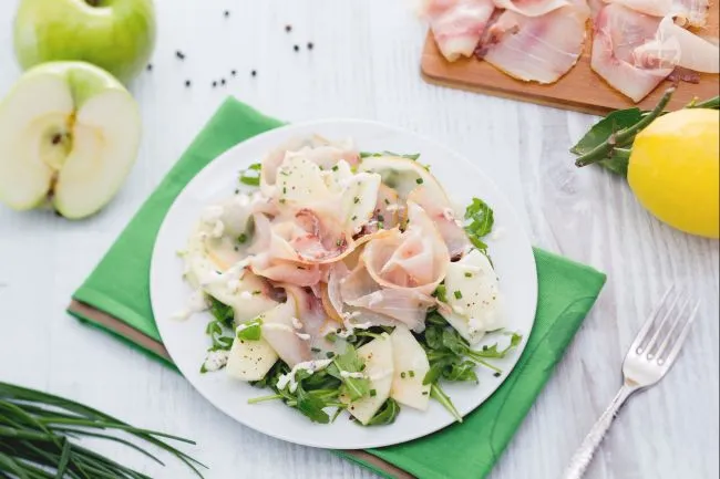 Carpaccio di spada affumicato con insalata di mele e rucola