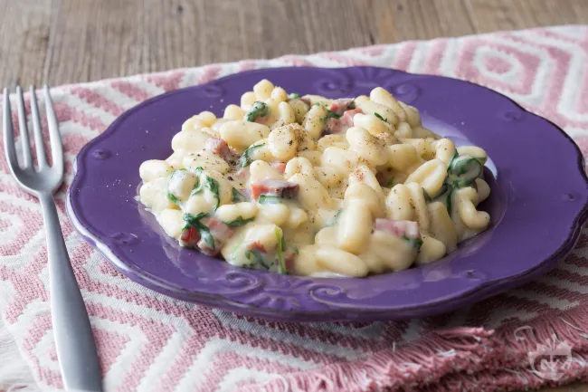 Cavatelli con speck, crema di patate e rucola