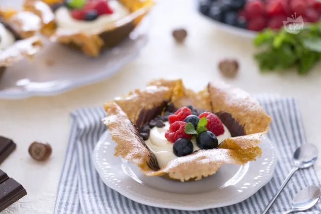 Cestino di croccante alle nocciole